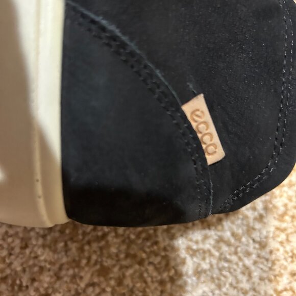 Stylish and casual ECCO® Low Cut Zip Bootie. - Picture 5 of 6